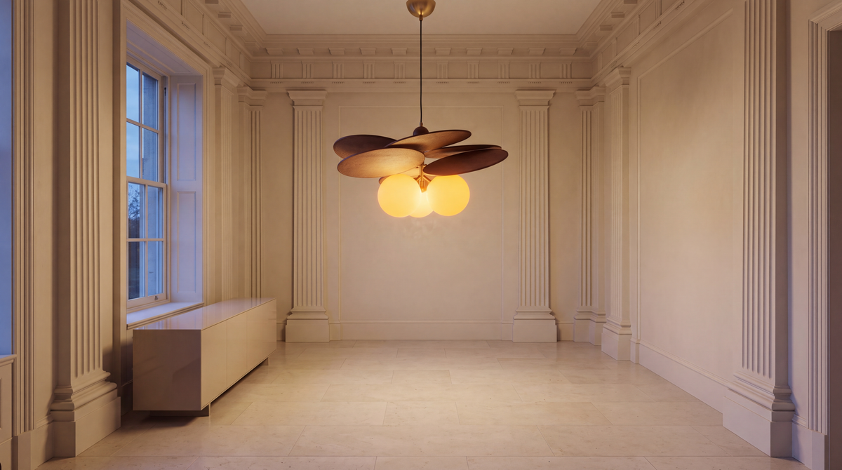 Suspension à disques de bois et trois globes de verre opalin allumée dans une galerie de palais aux murs de stuc crème et au sol de pierre calcaire. Image