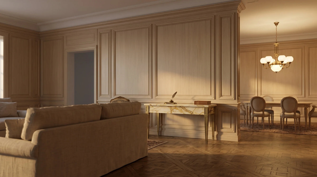 Séjour d'un seul tenant, lustre de laiton à globes allumé au-dessus de la table de repas, coin salon au premier plan dans une lumière basse.