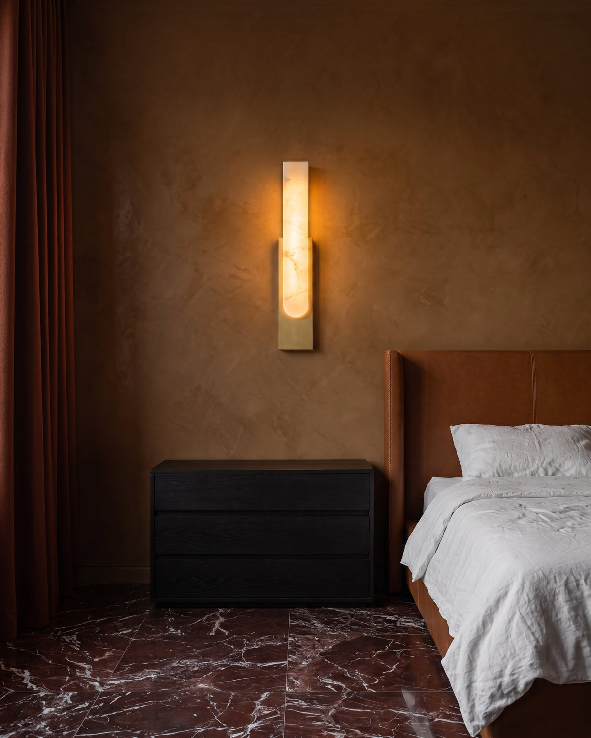 Applique murale longue dans une chambre au stuc caramel Image