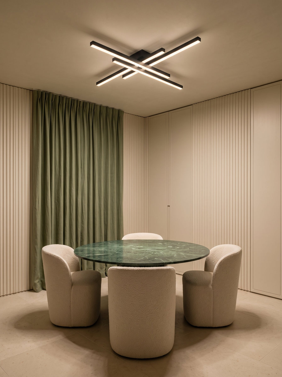 Plafonnier plaqué au plafond d'une salle de petit-déjeuner en plâtre cannelé Image