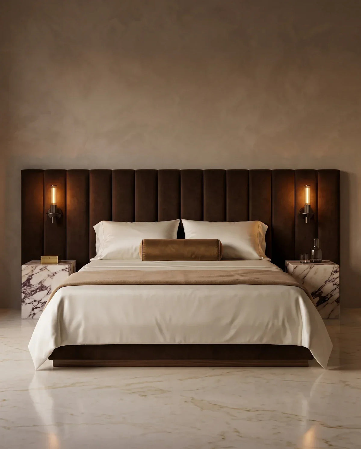 Appliques bronze au-dessus des chevets d'une chambre à tête de lit en velours Image
