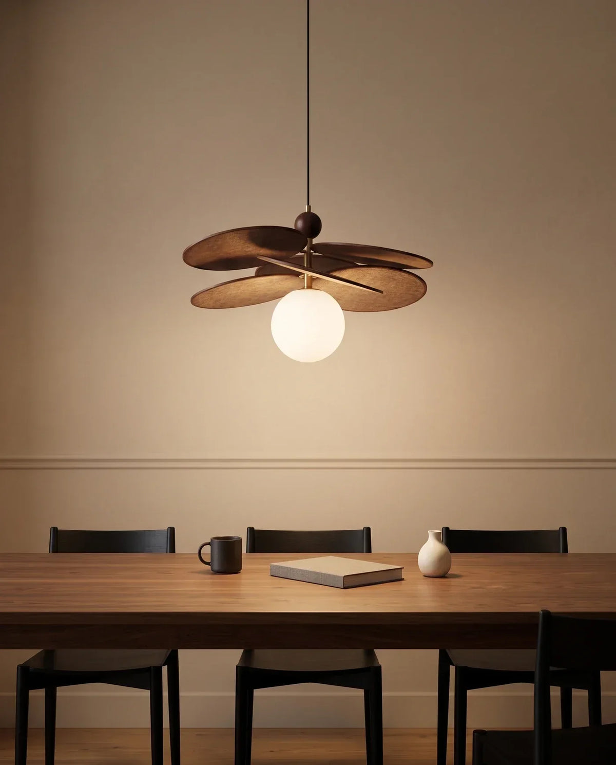Suspension en raphia à globe opalin au-dessus d'une table de salle à manger Image