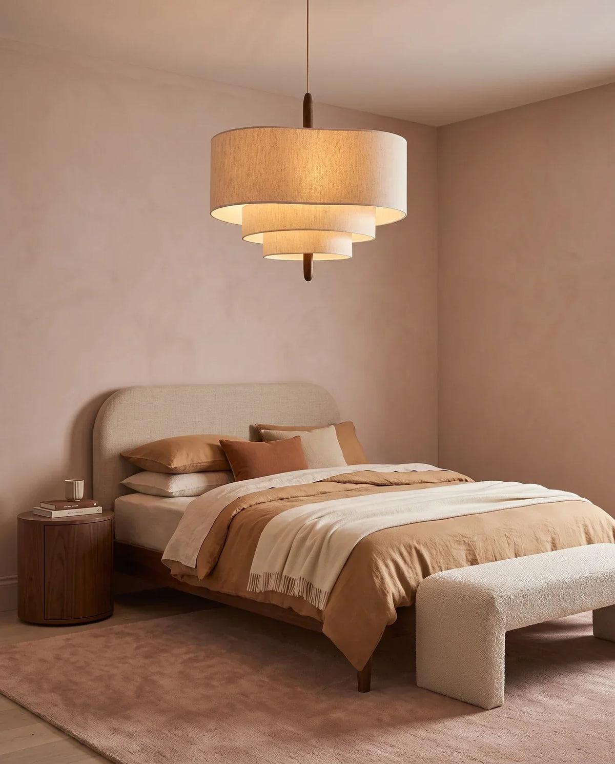 Suspension en tissu écru au centre d'une chambre Image