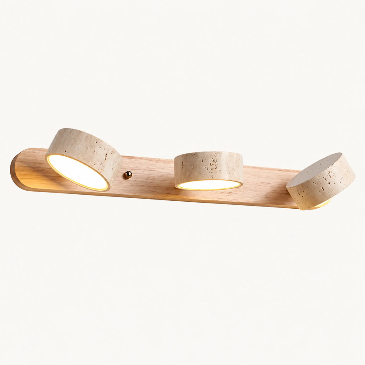 Applique Lumilarme en finition bois clair, ses trois cupules orientables allumées, sur fond ivoire