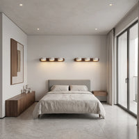 Applique murale 3 spots orientables Lumilarme au-dessus d'un lit, mur de travertin honé et tête de lit en daim caramel