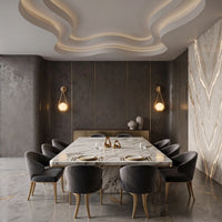 Appliques murales à globes de verre opalin au-dessus d'une table de salle à manger