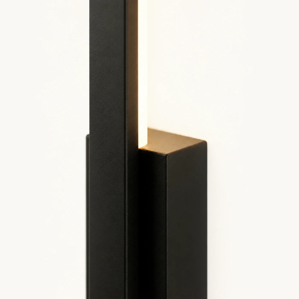Jonction du bloc de fer noir satiné et du tube diffuseur en acrylique opalin allumé