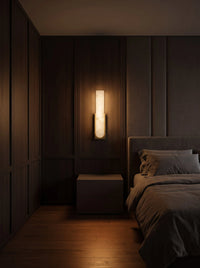 Applique au chevet d'un lit, dans une chambre lambrissée de noyer sombre