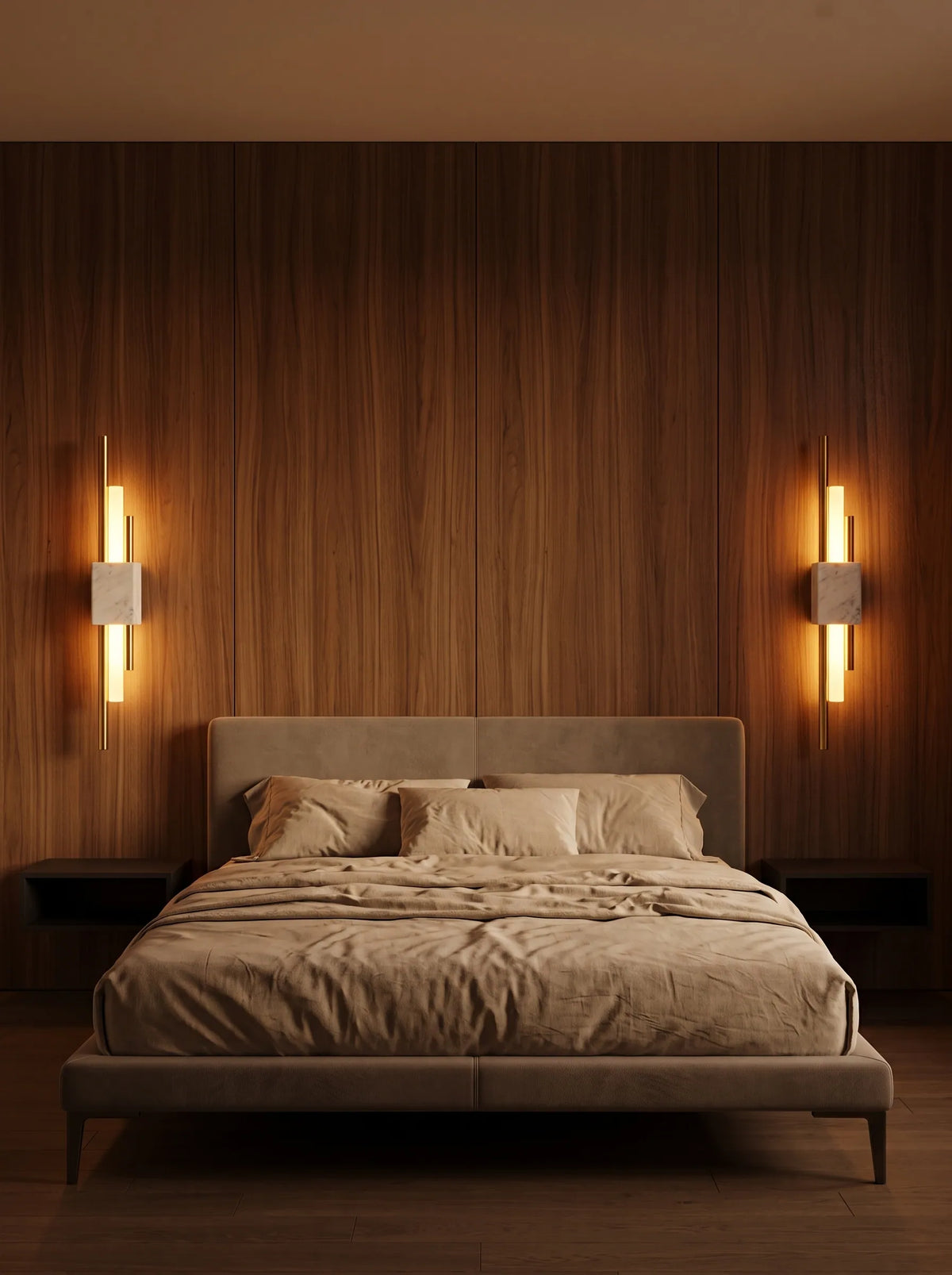 Deux appliques en marbre blanc installées en paire de part et d'autre d'une tête de lit, sur une boiserie de noyer.