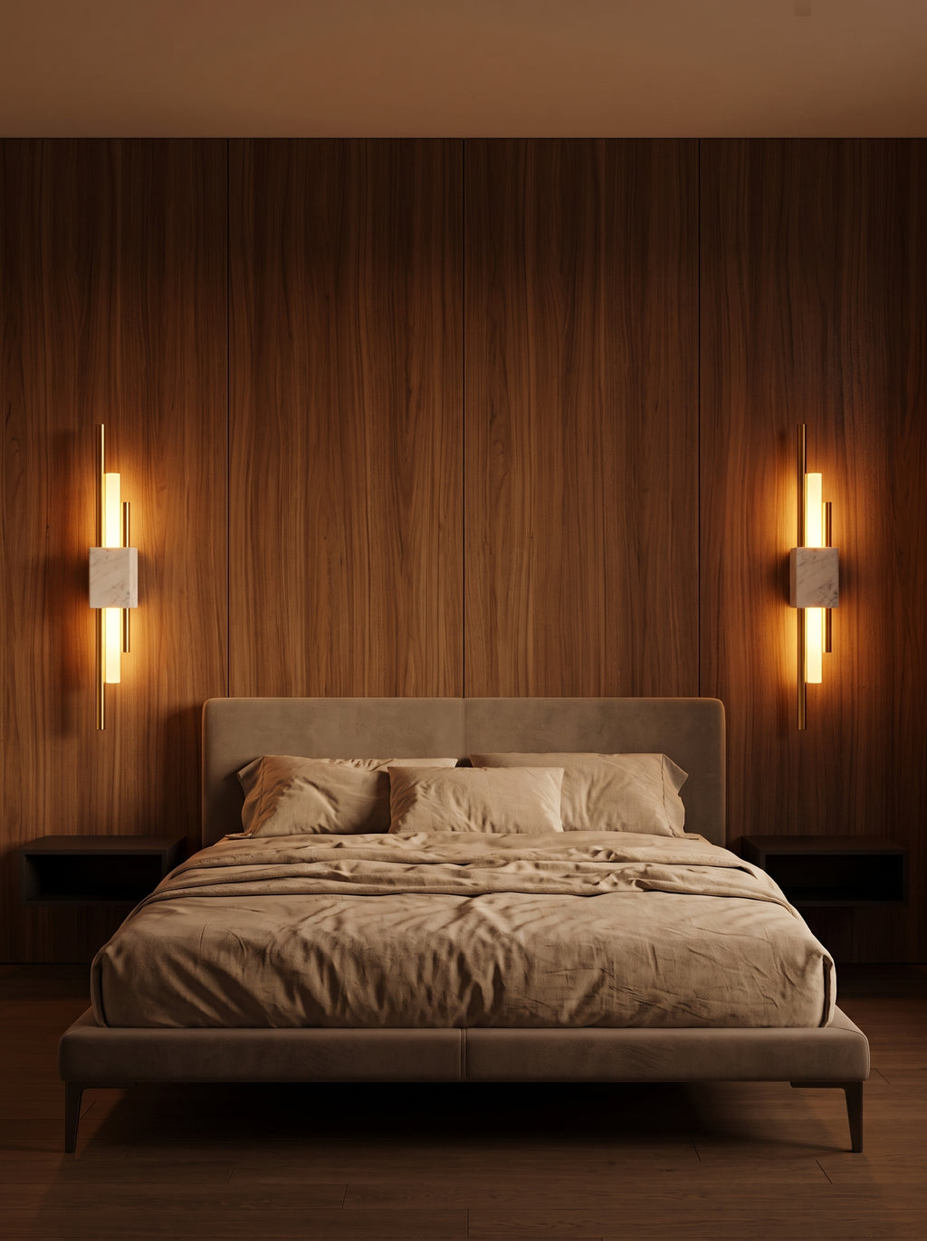 Deux appliques en marbre blanc installées en paire de part et d'autre d'une tête de lit, sur une boiserie de noyer.