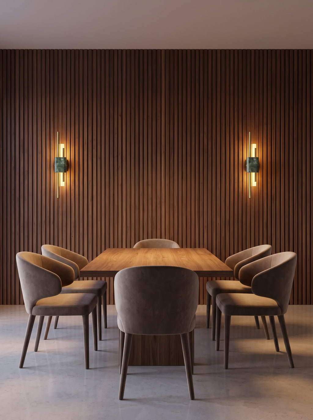 Paire d'appliques en marbre vert éclairant une salle à manger boisée, table en bois massif au premier plan.