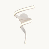 Applique murale originale en spirale, ruban de métal blanc mat et bande LED allumée, sur fond ivoire