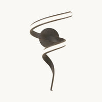 Applique murale originale en spirale, ruban de métal noir mat et bande LED allumée, sur fond ivoire