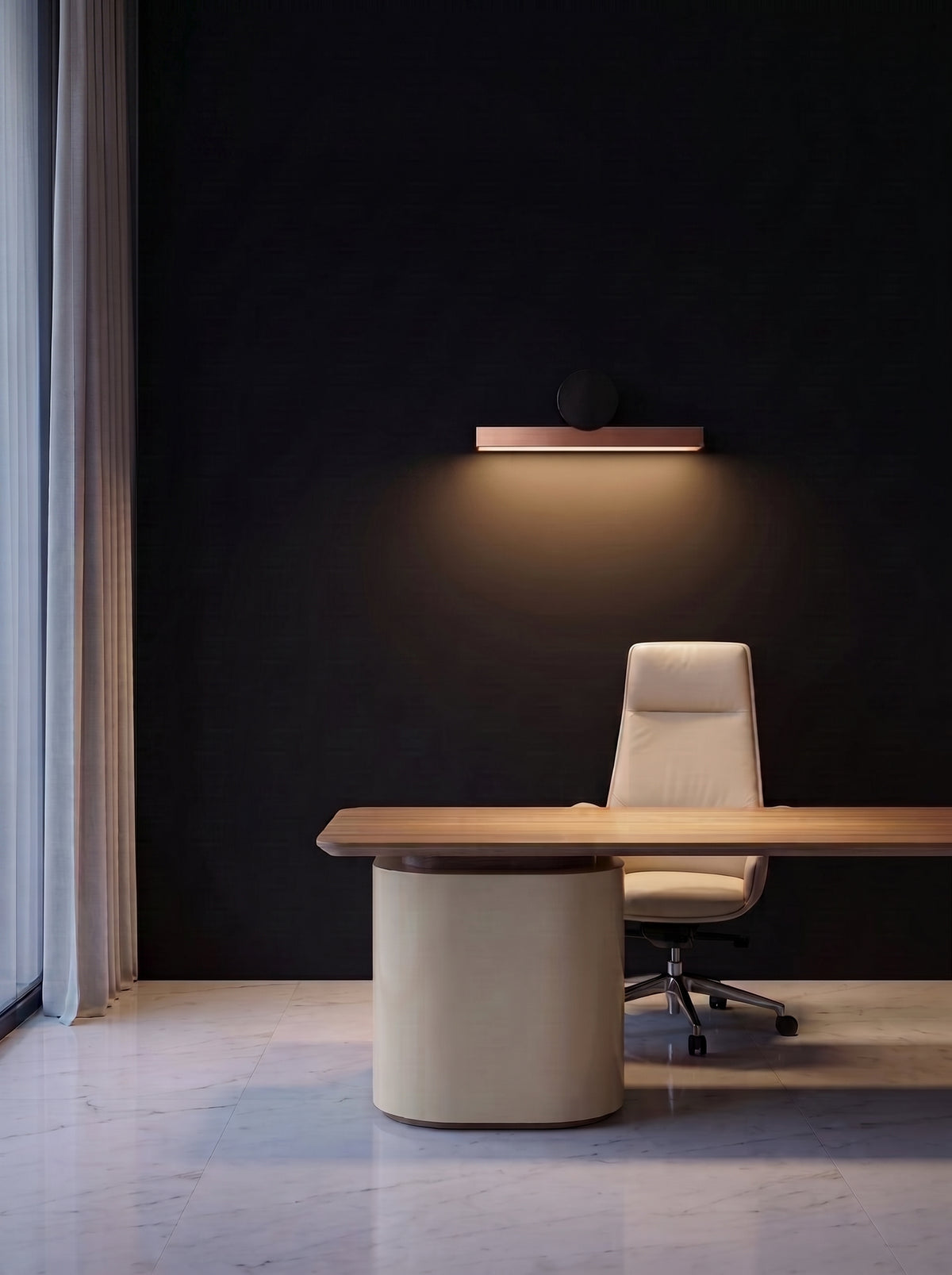 Applique cimaise cuivrée fixée au-dessus d'un bureau de noyer, mur noir mat