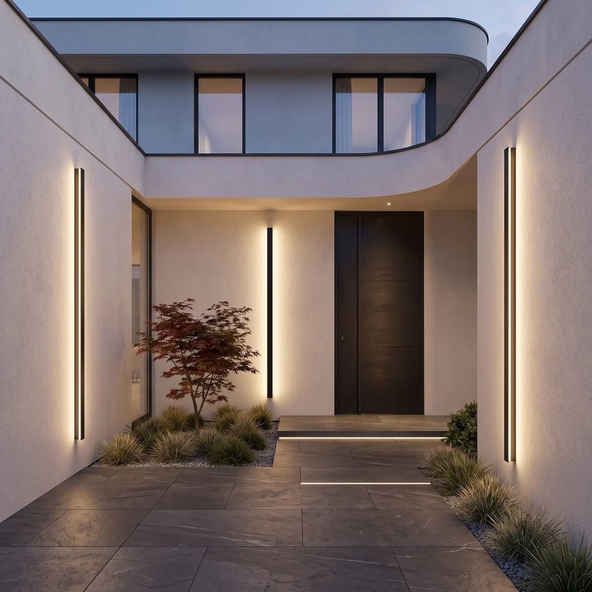 Barres lumineuses noires sur les murs enduits d'un patio de villa, lumière chaude au crépuscule
