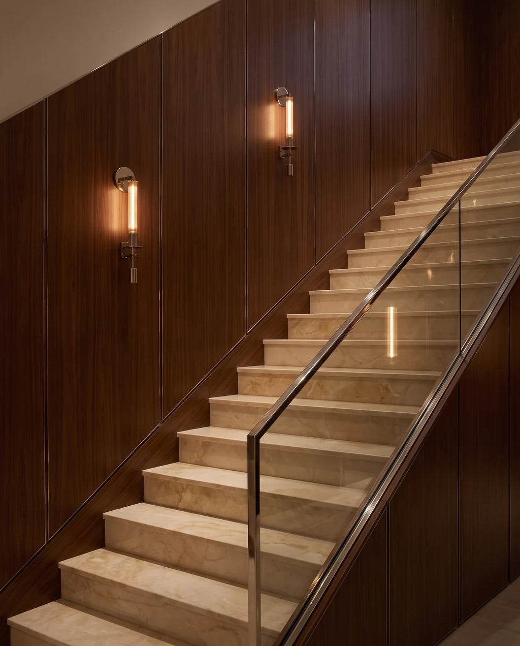 Appliques nickel suivant la montée d'un escalier en marbre poli