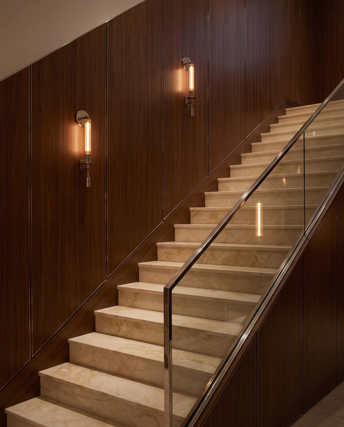 Appliques nickel suivant la montée d'un escalier en marbre poli