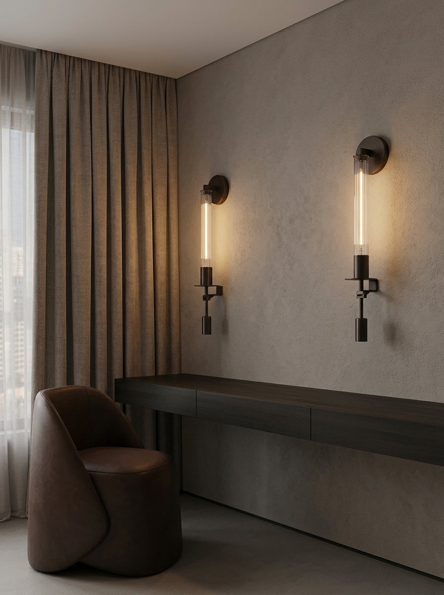 Deux appliques murales torche en verre cannelé Alma au-dessus d'une console basse, dans un salon aux rideaux de lin taupe
