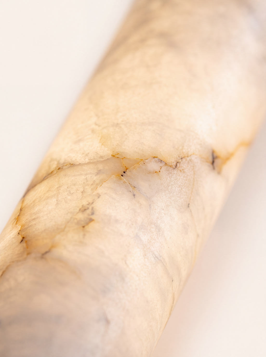 Détail de la pierre reconstituée de l'applique Sèvres, veines ocre et grises révélées par transparence