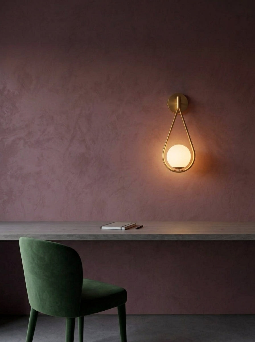Applique murale à globe de verre opalin Vendôme au-dessus d'un plan de travail de bureau