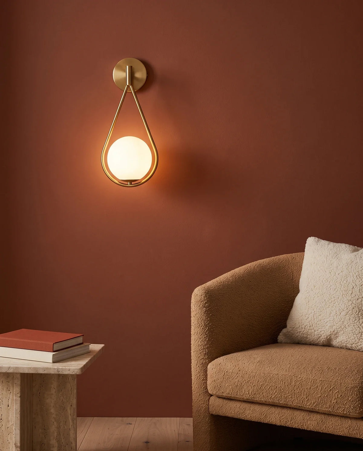 Applique Vendôme à globe opalin sur un mur terracotta de salon