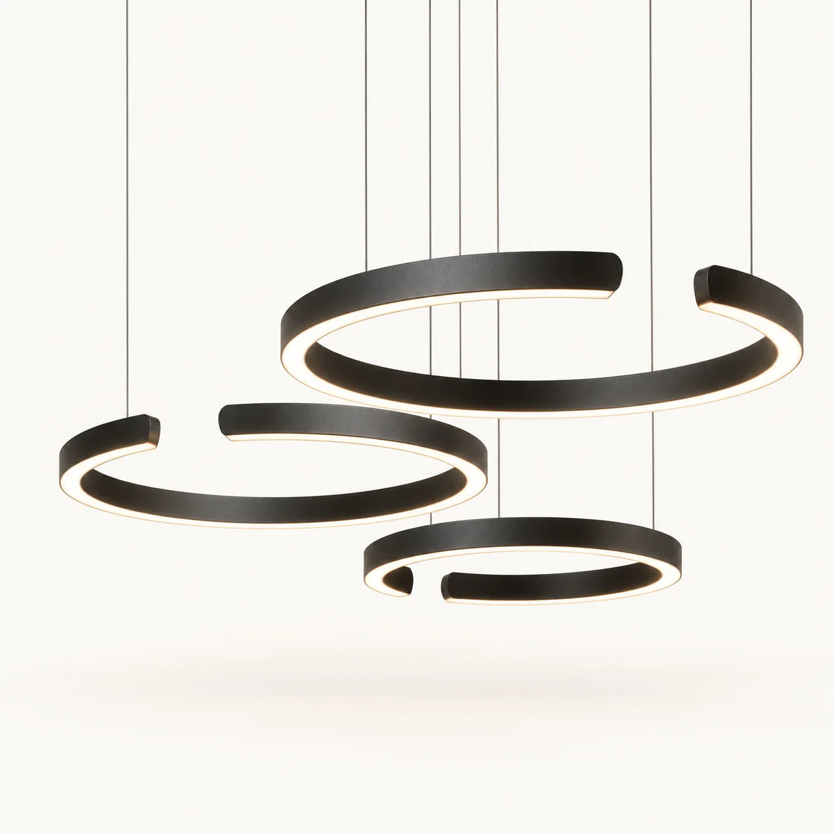 Suspension anneaux LED en aluminium laqué noir, lumière sur la face interne des anneaux