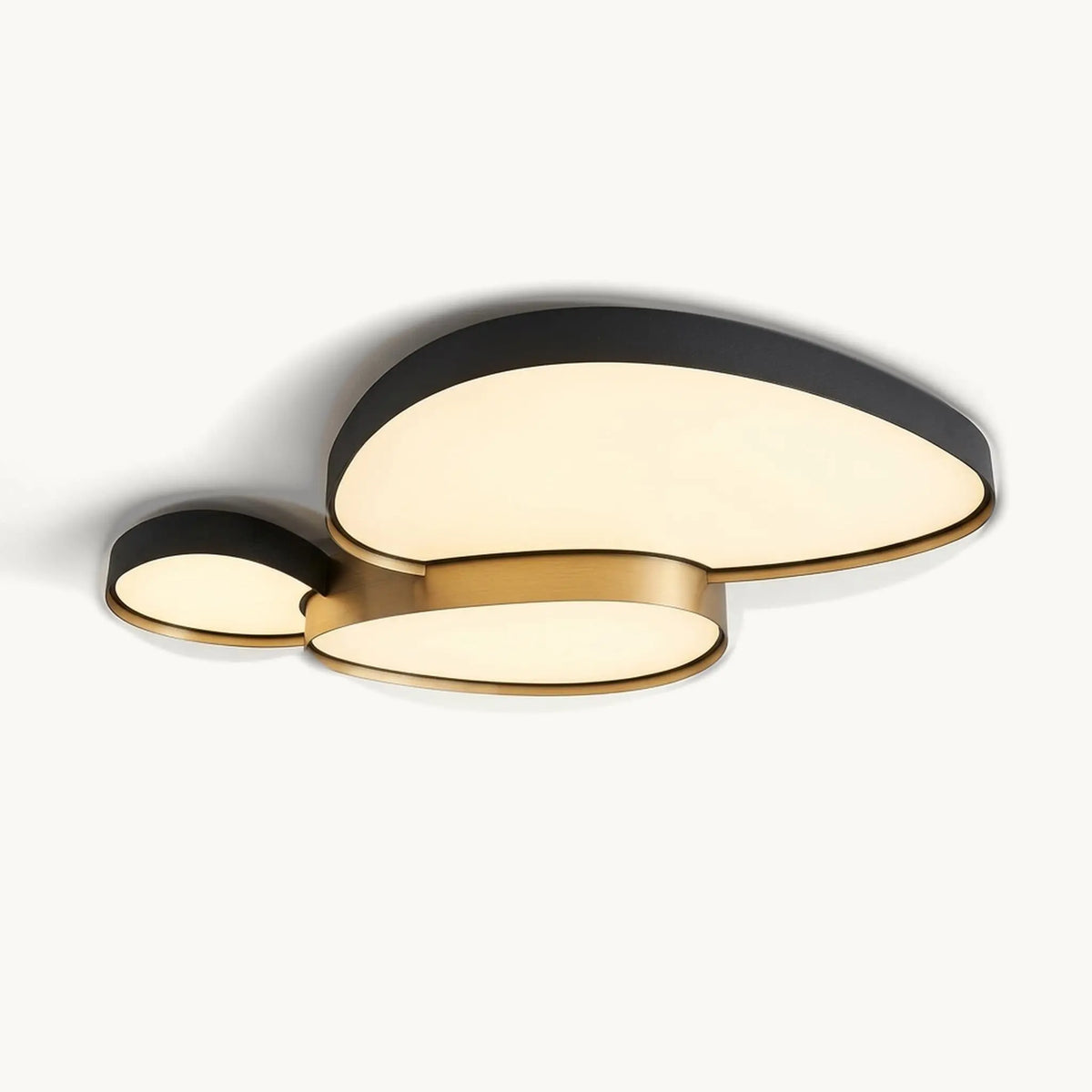 Plafonnier design salon de 90 cm, trois galets superposés en métal laqué noir mat et anneau doré brossé.