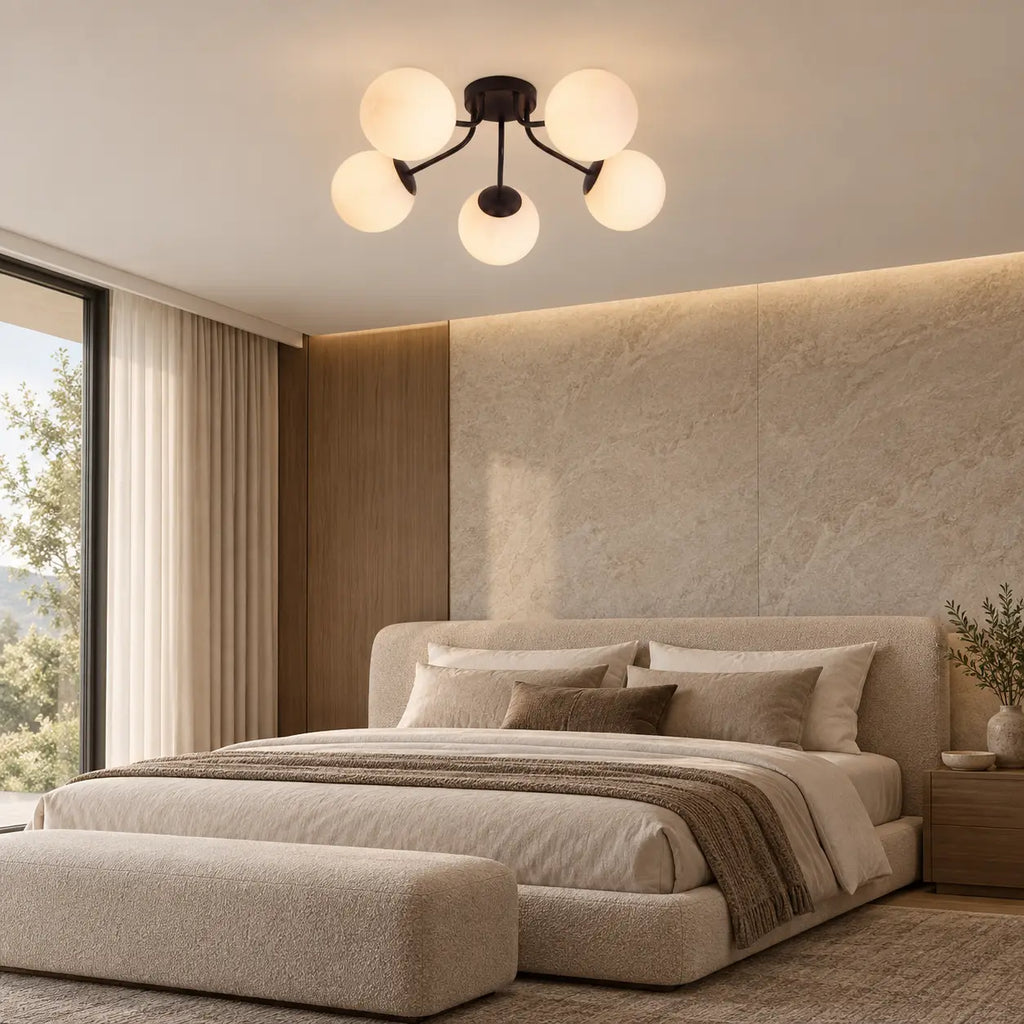 Version cinq globes noir charbon au plafond d'une chambre, au-dessus d'un lit en tissu bouclé