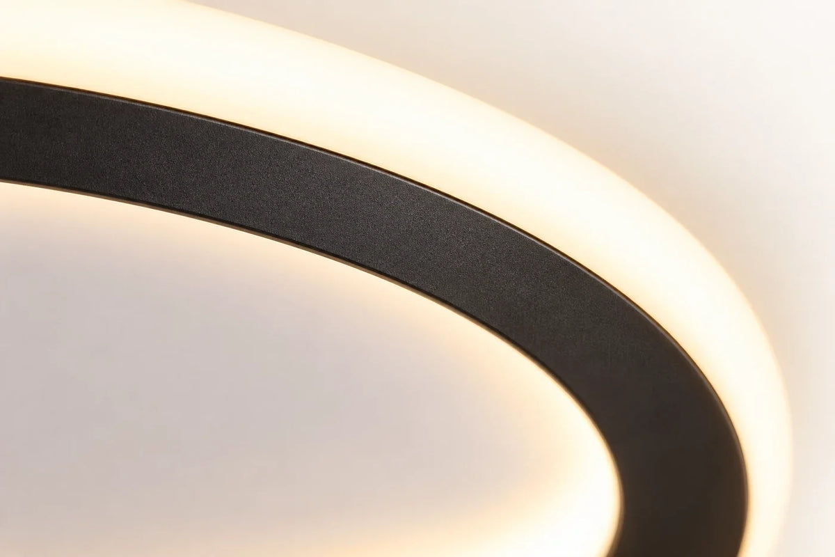 Détail du jonc d'aluminium noir peint au four contre le diffuseur de silicone traversé par la lumière