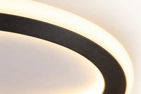 Détail du jonc d'aluminium noir peint au four contre le diffuseur de silicone traversé par la lumière