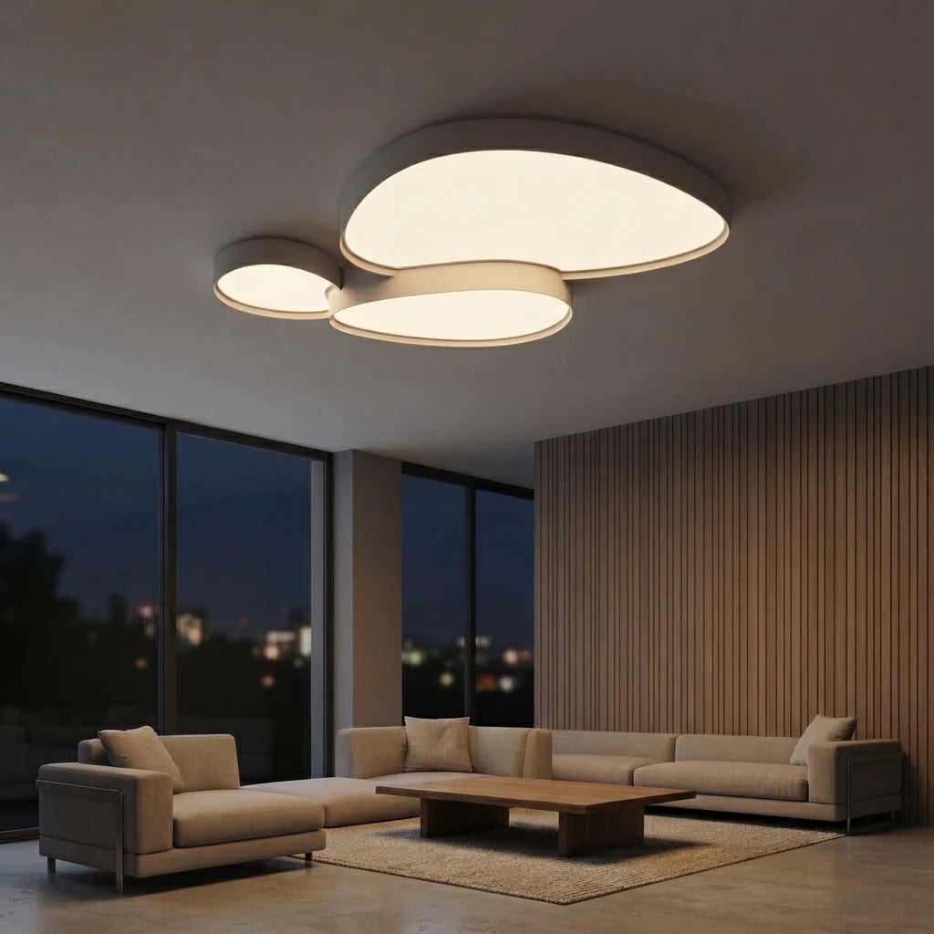 Plafonnier design salon blanc de 90 cm allumé au-dessus d'un canapé d'angle, baies vitrées la nuit.