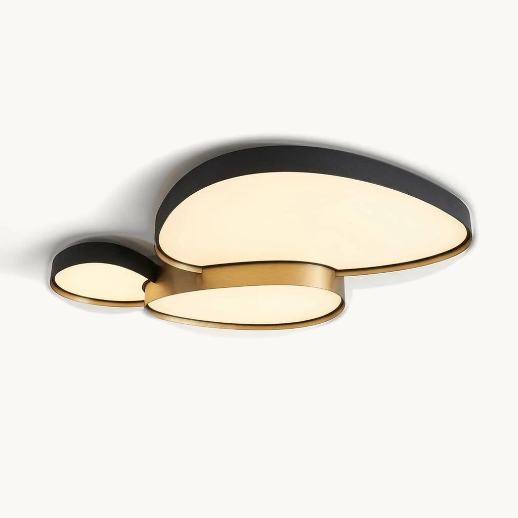 Plafonnier design salon de 90 cm, trois galets superposés en métal laqué noir mat et anneau doré brossé.