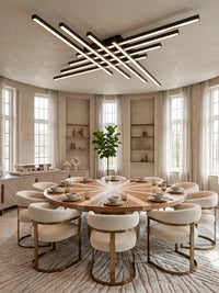 Plafonnier LED noir mat à huit barres croisées au-dessus d'une table ronde en marqueterie, salle à manger en plâtre crème