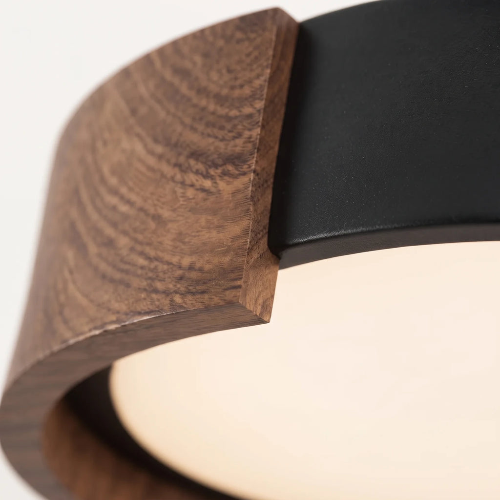 Détail de la bande couleur noyer de Cassini qui chevauche le jonc de métal noir mat