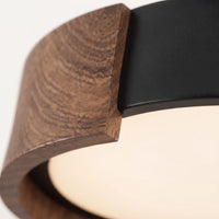 Détail de la bande couleur noyer qui chevauche le jonc de métal noir mat