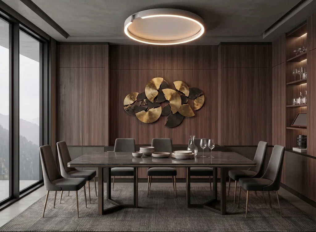 Plafonnier rond LED en blanc satiné au-dessus d'une table de six places, plateau de marbre veiné