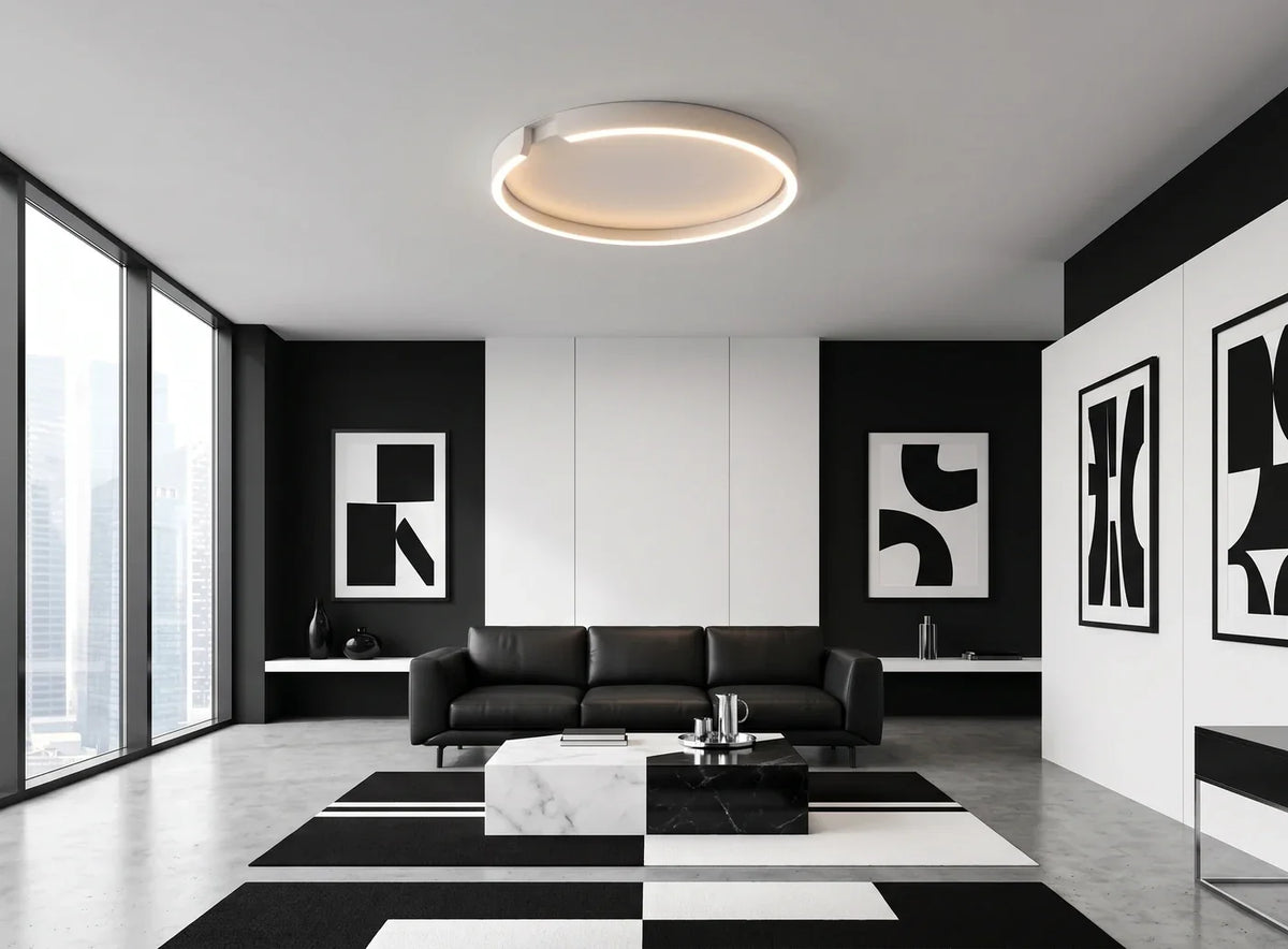 Le plafonnier rond en blanc satiné au plafond d'un salon, sol de béton ciré
