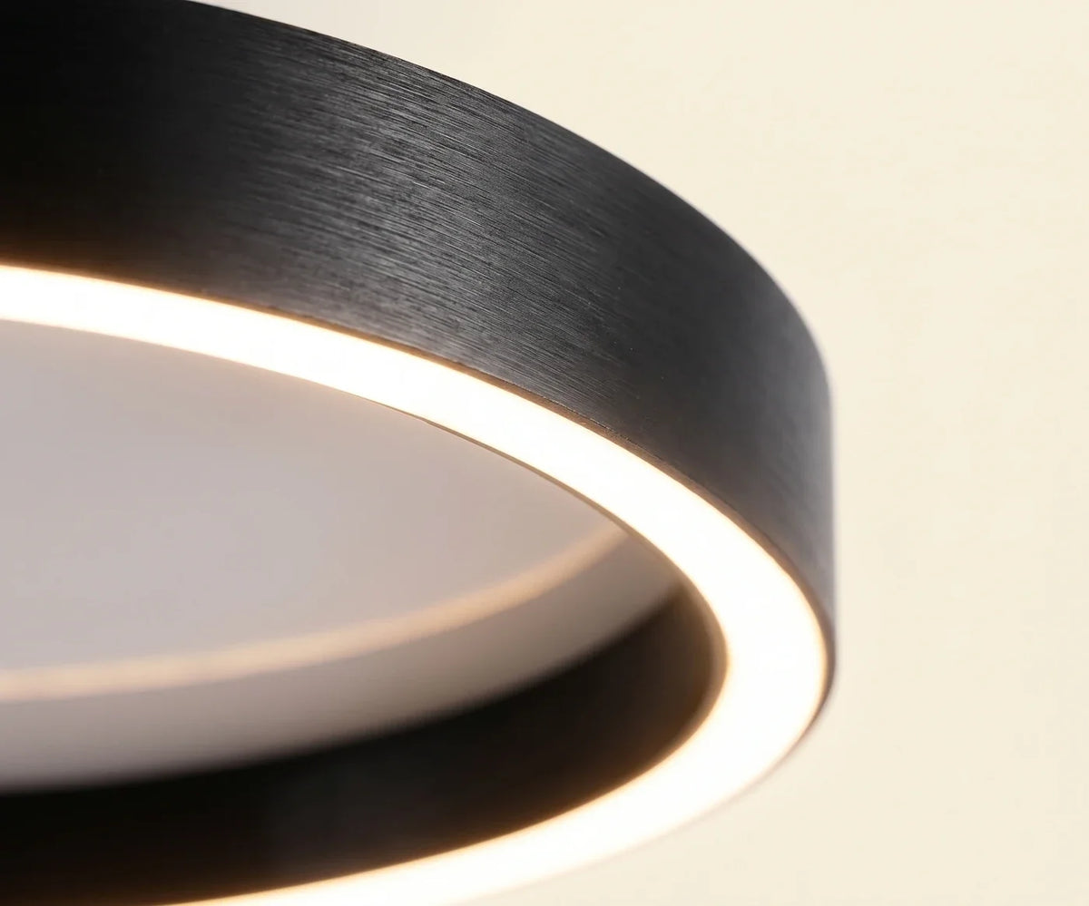 Détail de l'aluminium brossé et de la fente lumineuse le long du disque opalin