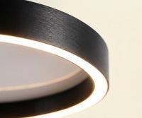 Détail de l'aluminium brossé et de la fente lumineuse le long du disque opalin