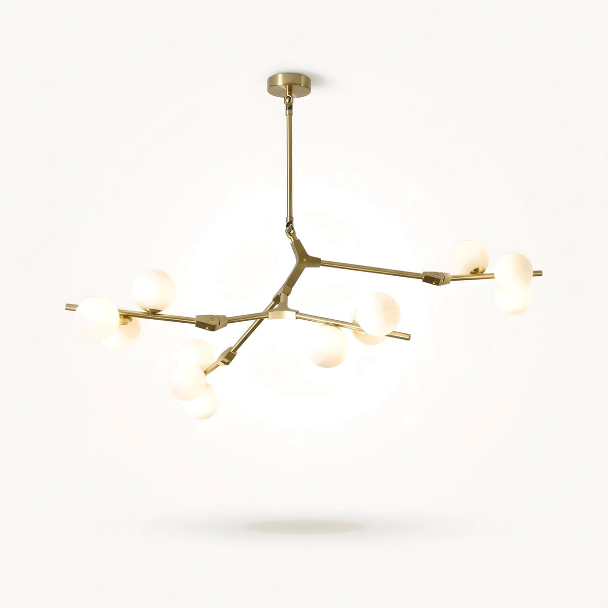 Plafonnier XXL doré à douze globes de verre dépoli, 123 cm d'envergure