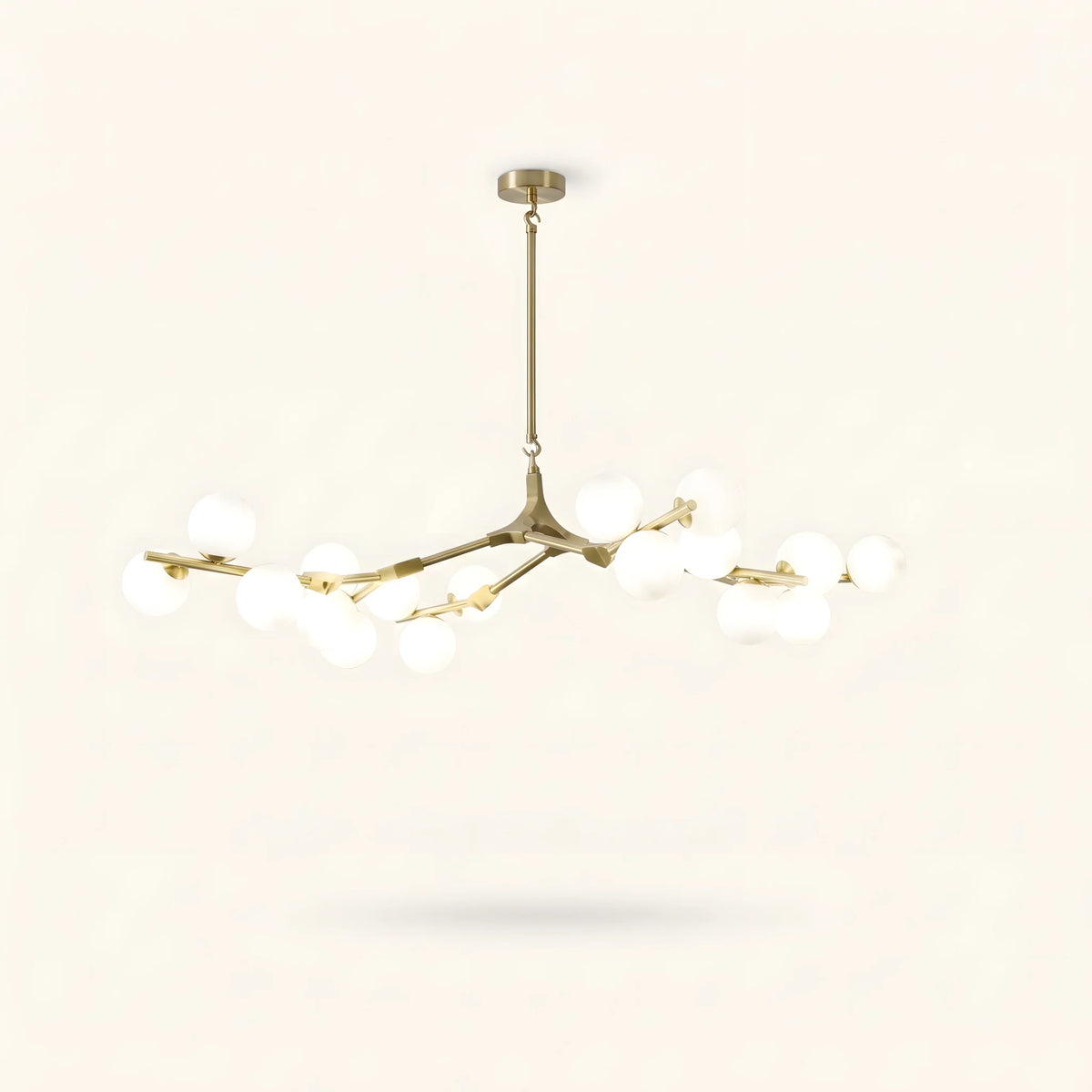 Bras de laiton satiné portant dix-huit globes opalins sur 137 cm d'envergure