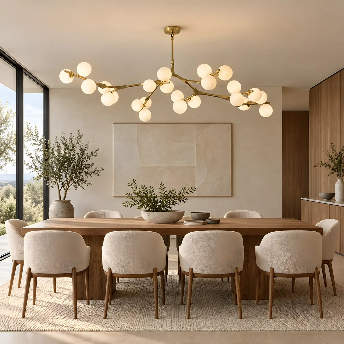 Vingt-quatre globes opalins portés par des bras dorés au-dessus d'une table de salle à manger