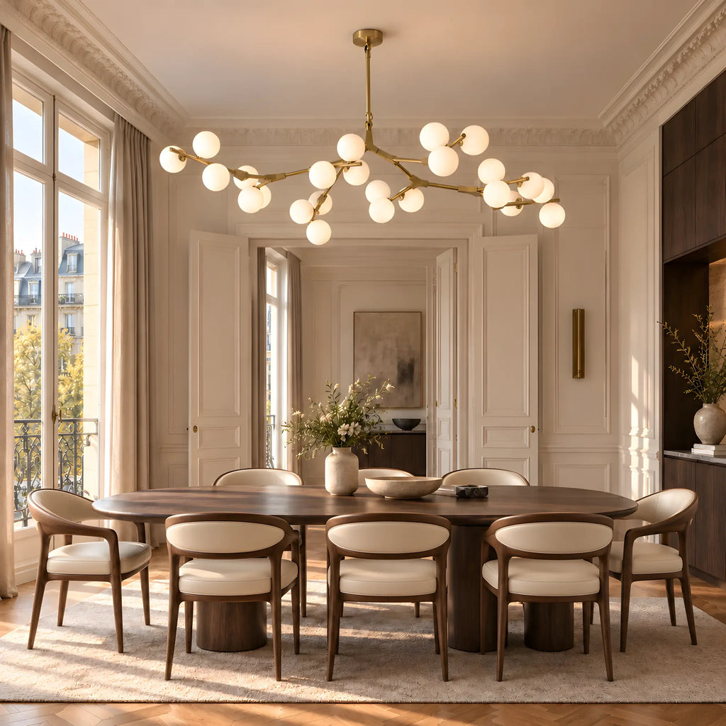 Vingt-quatre globes de verre dépoli dans une salle à manger à boiseries et corniches moulurées