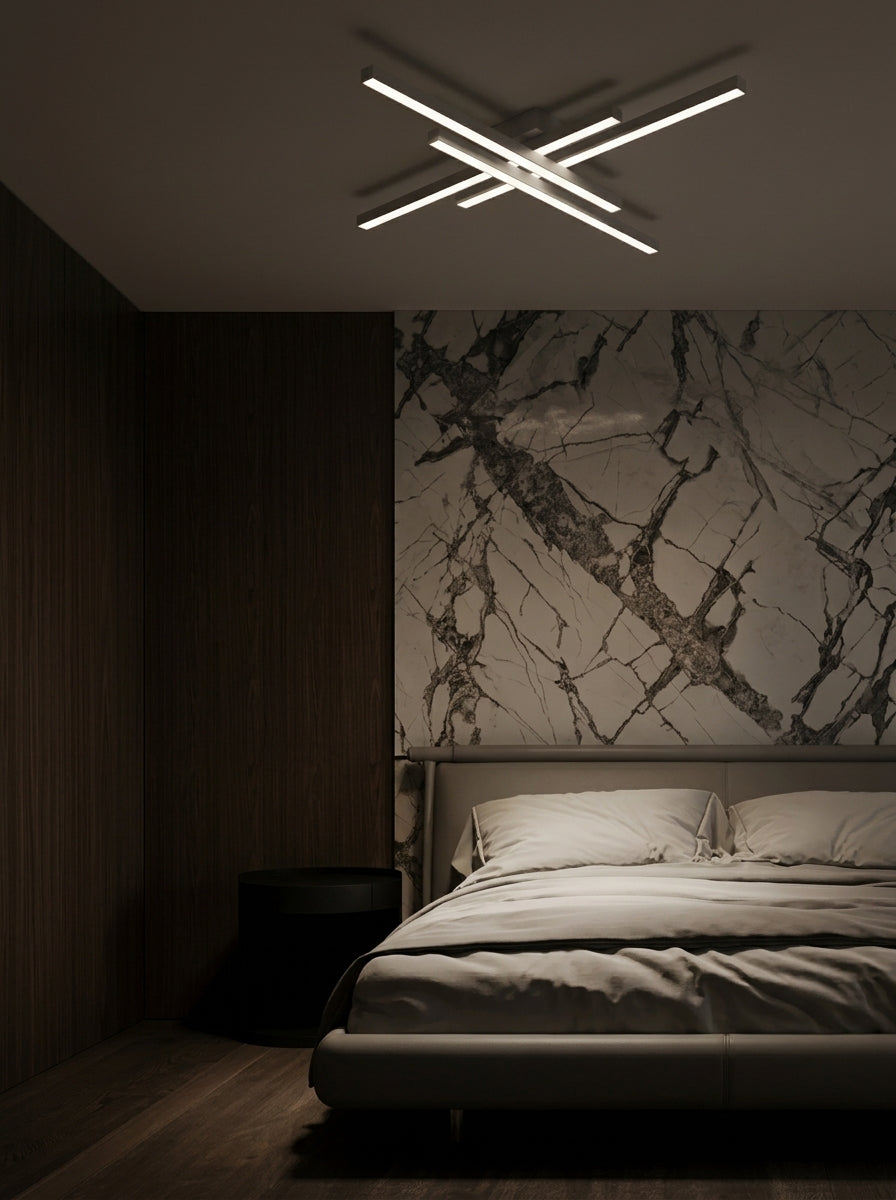 Plafonnier LED Villandry en blanc mat au-dessus d'un lit, boiserie de noyer sombre et panneau de marbre veiné