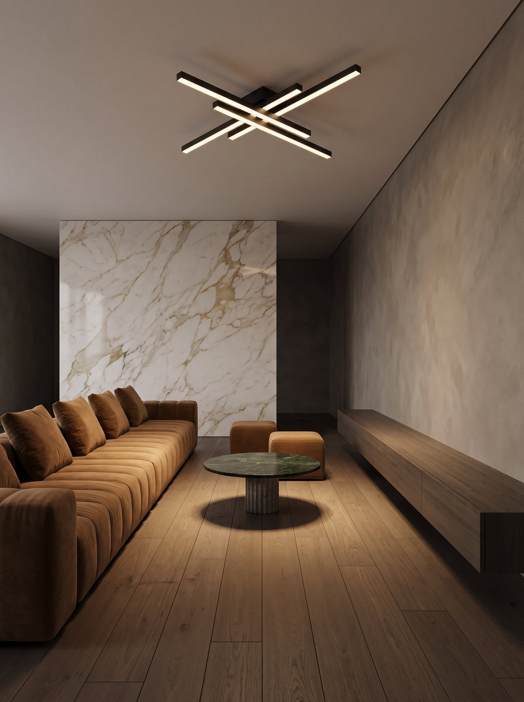 Plafonnier LED noir Villandry à télécommande dans un salon, dalle de Calacatta Oro et canapé de velours cognac