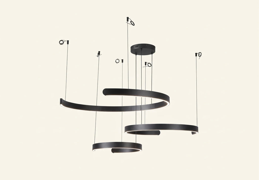 Suspension anneaux LED en aluminium noir laqué, trois cercles ouverts à hauteurs décalées
