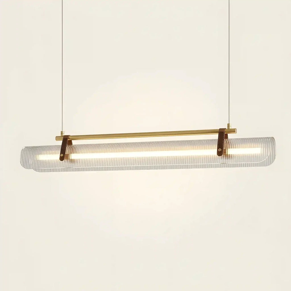 Traverse dorée satinée et diffuseur strié allumé de la suspension Ravel, sangles façon cuir bouclées