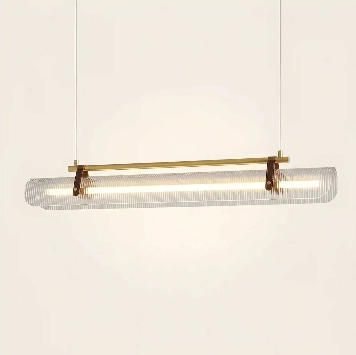 Traverse dorée satinée et diffuseur strié allumé de la suspension Ravel, sangles façon cuir bouclées