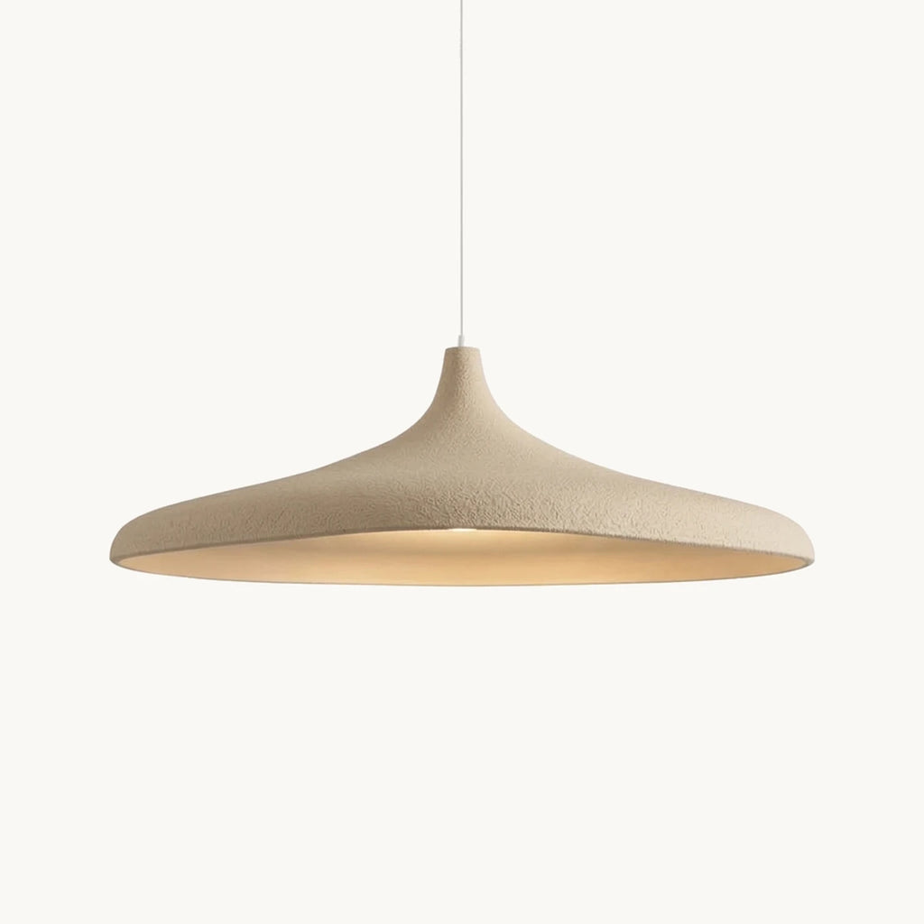 Suspension beige, abat-jour ovale au grain minéral mat, vue de face sur fond ivoire