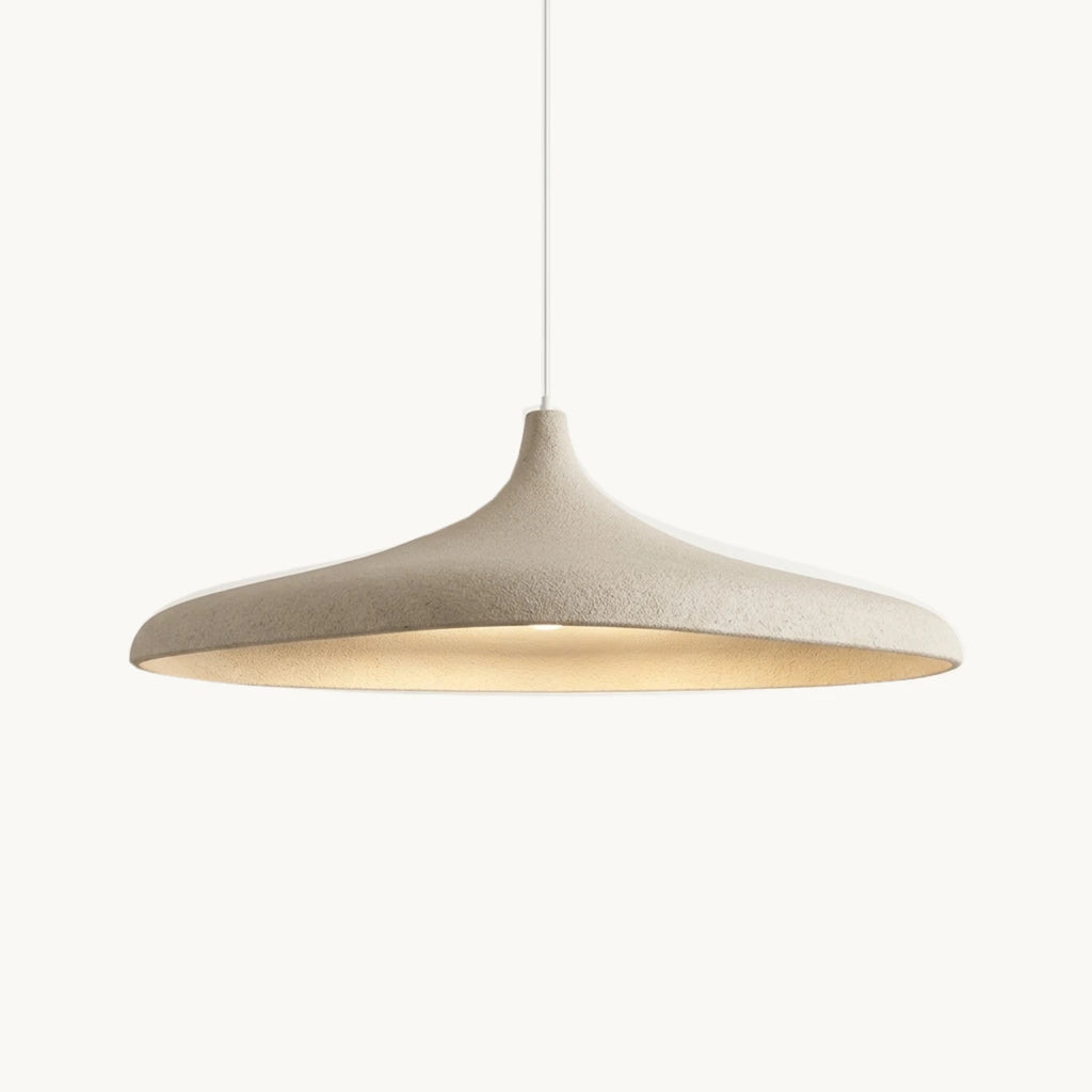 Suspension beige Clairaut, abat-jour ovale grainé allumé, sur fond ivoire
